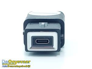Usados Conexión AUX-USB Peugeot 3008 III 1.2 12V Hybrid 136 Precio € 29,99 Norma de margen ofrecido por Autodemontagebedrijf De Ooyevaar