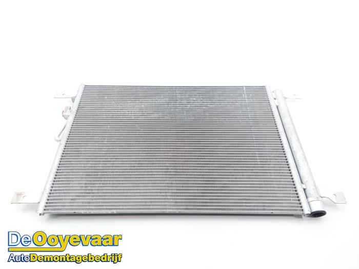 Condenseur de climatisation d'un Volkswagen Golf VIII Variant (GC5) 1.5 eTSI 16V 2024