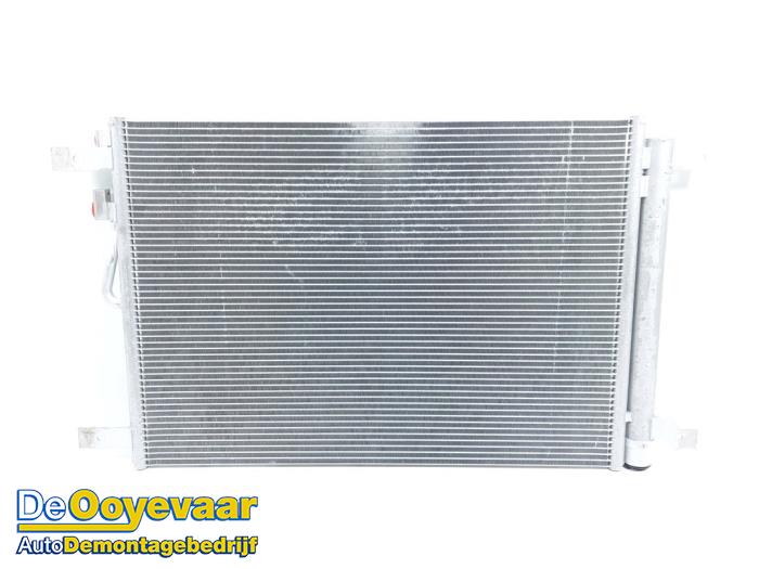 Condenseur de climatisation d'un Volkswagen Golf VIII Variant (GC5) 1.5 eTSI 16V 2024