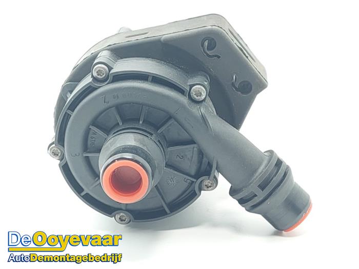 Begagnade Extra vattenpump BMW X3 (G01) xDrive 20i 2.0 TwinPower Turbo 16V Pris € 75,00 Marginaltabell erbjuds av Autodemontagebedrijf De Ooyevaar