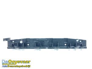 Usados Soporte de parachoques media detrás Peugeot 3008 III 1.2 12V Hybrid 136 Precio € 49,99 Norma de margen ofrecido por Autodemontagebedrijf De Ooyevaar