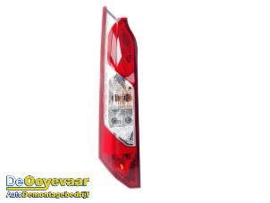 Begagnade Baklykta, vänster Ford Transit Connect (PJ2) 1.0 EcoBoost 12V Pris € 69,99 Marginaltabell erbjuds av Autodemontagebedrijf De Ooyevaar