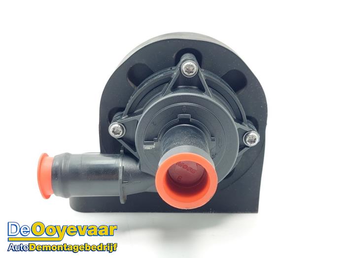 Begagnade Extra vattenpump Opel Ampera-e Ampera-e Pris € 35,00 Marginaltabell erbjuds av Autodemontagebedrijf De Ooyevaar