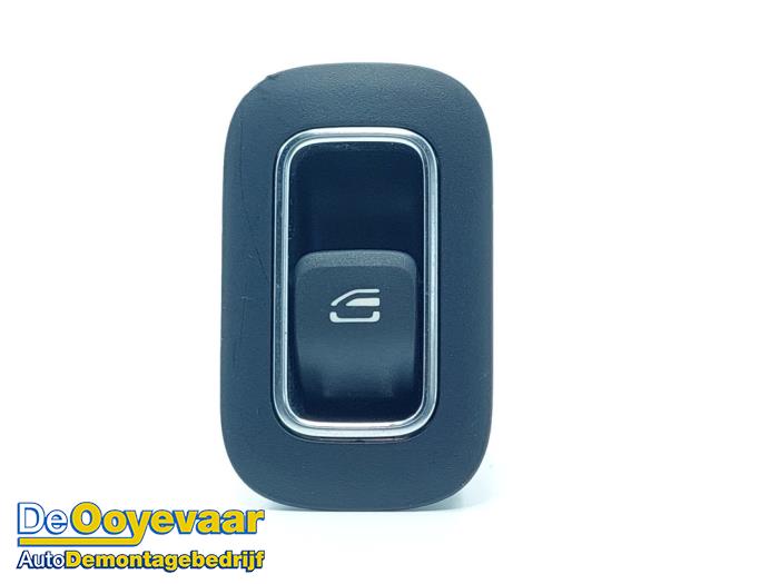 Usados Interruptor de ventanilla eléctrica Mercedes CLA (118.3) 1.3 CLA-180 Turbo 16V Precio € 9,99 Norma de margen ofrecido por Autodemontagebedrijf De Ooyevaar