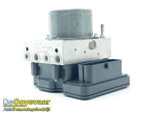 Begagnade ABS-pump Renault Twingo III (AH) 1.0 SCe 75 12V Pris € 119,99 Marginaltabell erbjuds av Autodemontagebedrijf De Ooyevaar