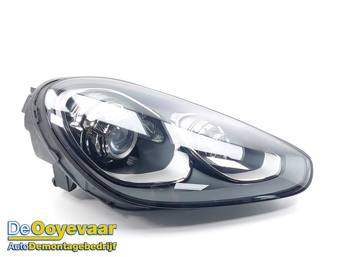 Używane Reflektor prawy Porsche Cayenne II (92A) 3.6 24V Cena € 649,99 Procedura marży oferowane przez Autodemontagebedrijf De Ooyevaar