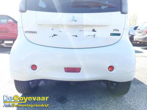 Usagé Pare-chocs arrière Mitsubishi i-MiEV i-MiEV Prix € 249,99 Règlement à la marge proposé par Autodemontagebedrijf De Ooyevaar