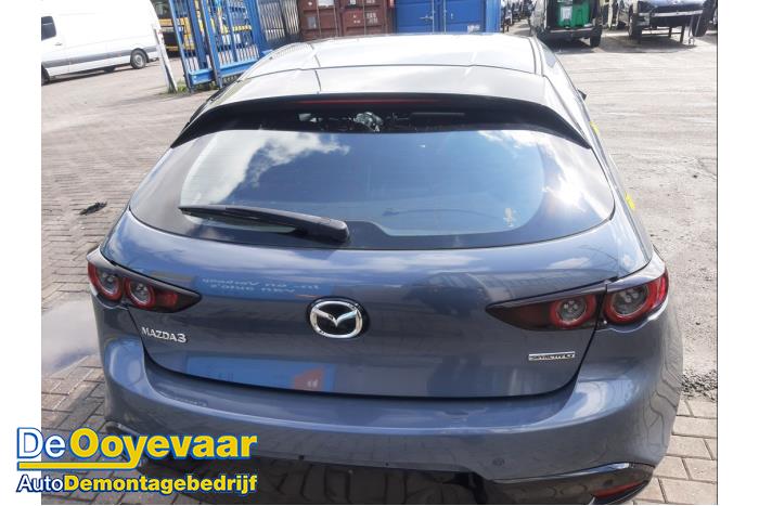 Używane Tylna klapa Mazda 3 Sport (BP) 2.0 SkyActiv-G 122 Mild Hybrid 16V Cena € 699,99 Procedura marży oferowane przez Autodemontagebedrijf De Ooyevaar