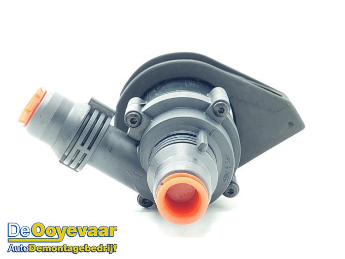 Begagnade Extra vattenpump BMW X5 (F15) xDrive 40d 3.0 24V Pris € 19,99 Marginaltabell erbjuds av Autodemontagebedrijf De Ooyevaar