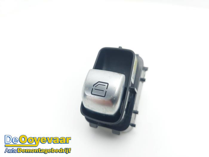 Usados Interruptor de ventanilla eléctrica Mercedes C (W205) C-350 e 2.0 16V Precio € 9,99 Norma de margen ofrecido por Autodemontagebedrijf De Ooyevaar