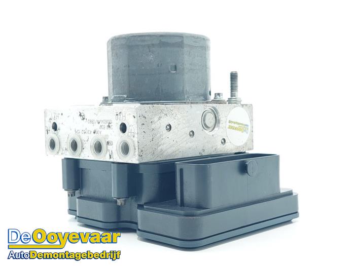 Usagé Pompe ABS Mercedes A (W176) 1.8 A-180 CDI 16V Autom. Prix € 19,99 Règlement à la marge proposé par Autodemontagebedrijf De Ooyevaar
