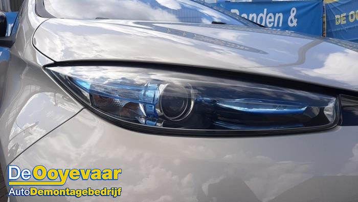 Używane Reflektor prawy Renault Zoé (AG) 46kW Cena € 299,99 Procedura marży oferowane przez Autodemontagebedrijf De Ooyevaar