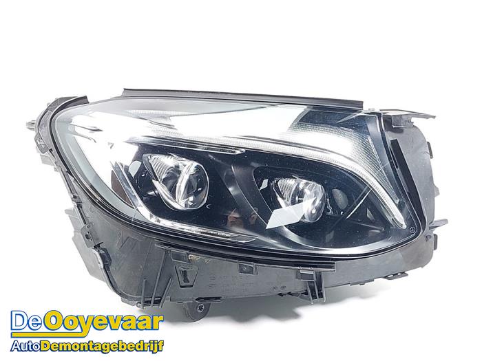Używane Reflektor prawy Mercedes GLC AMG (X253) 3.0 43 AMG V6 Turbo 4-Matic Cena € 999,99 Procedura marży oferowane przez Autodemontagebedrijf De Ooyevaar