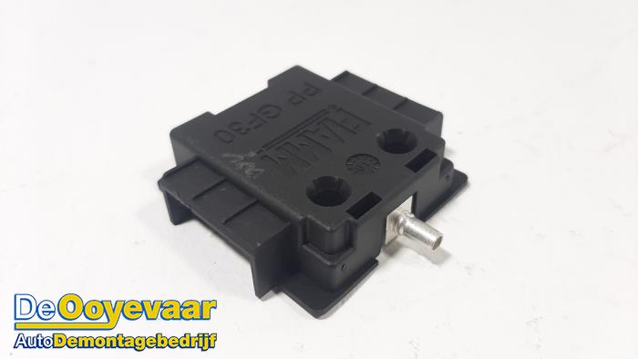 Używane Antena GPS Peugeot 2008 (UD/UK/UR/US/UX) 1.2 VTi 12V PureTech 130 Cena € 9,99 Procedura marży oferowane przez Autodemontagebedrijf De Ooyevaar