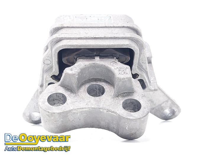 Used Engine mount Alfa Romeo Giulietta (940) 1.4 TB 16V MultiAir Price € 35,00 Margin scheme offered by Autodemontagebedrijf De Ooyevaar