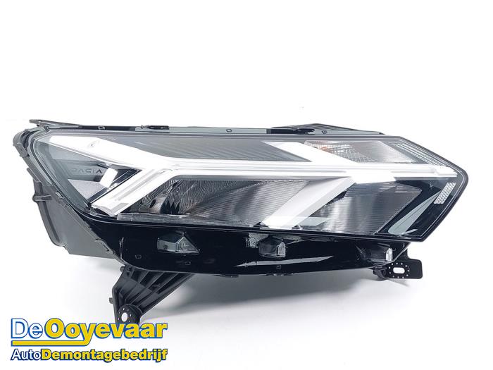 Używane Reflektor prawy Dacia Jogger 1.6 Hybrid 140 16V Cena € 599,99 Procedura marży oferowane przez Autodemontagebedrijf De Ooyevaar