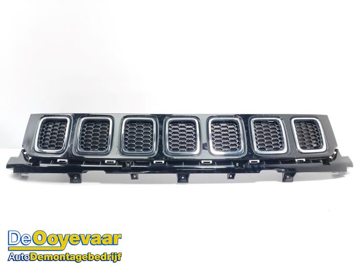 Używane Grill Jeep Compass II (MP) 1.4 Multi Air2 16V Cena € 175,00 Procedura marży oferowane przez Autodemontagebedrijf De Ooyevaar