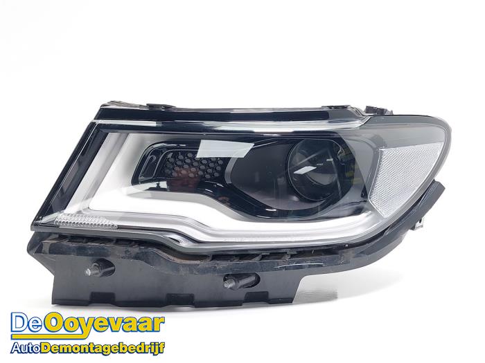 Używane Reflektor lewy Jeep Compass II (MP) 1.4 Multi Air2 16V Cena € 275,00 Procedura marży oferowane przez Autodemontagebedrijf De Ooyevaar