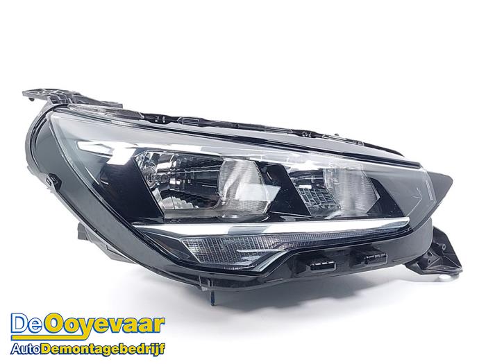 Używane Reflektor prawy Opel Corsa F (UB/UH/UP) Electric, Corsa-e 50kWh Cena € 299,99 Procedura marży oferowane przez Autodemontagebedrijf De Ooyevaar