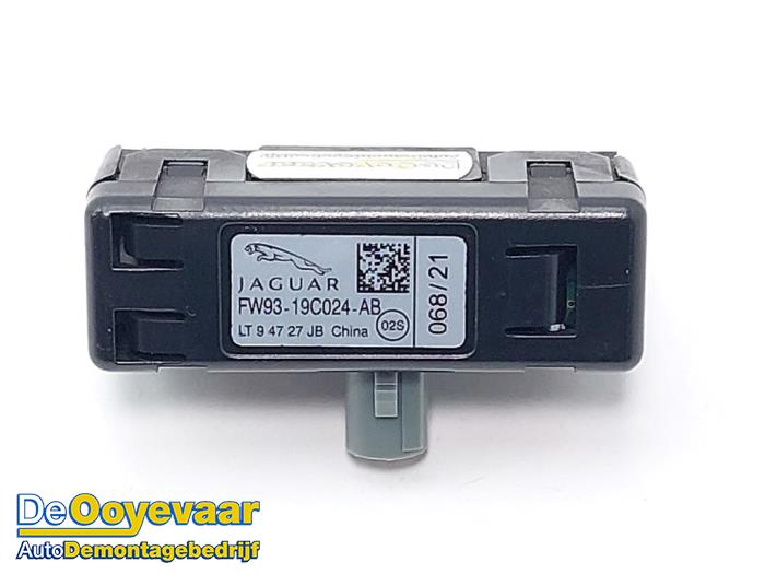 Używane Antena Bluetooth Jaguar F-Pace 2.0 P400e 16V AWD Cena € 9,99 Procedura marży oferowane przez Autodemontagebedrijf De Ooyevaar