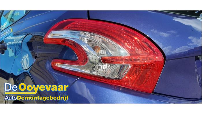 Baklykta, vänster från en Peugeot 208 I (CA/CC/CK/CL) 1.4 16V 2012