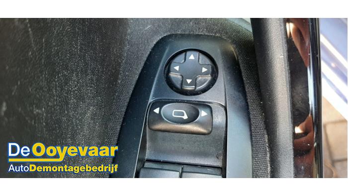 Skärmspegel, vänster från en Peugeot 208 I (CA/CC/CK/CL) 1.4 16V 2012