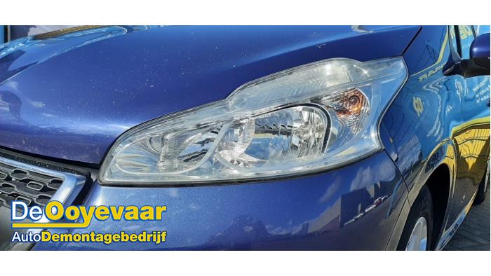 Strålkastare, vänster från en Peugeot 208 I (CA/CC/CK/CL) 1.4 16V 2012