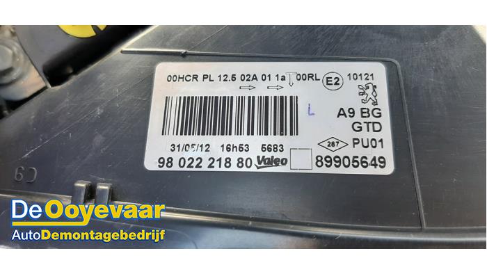 Strålkastare, vänster från en Peugeot 208 I (CA/CC/CK/CL) 1.4 16V 2012