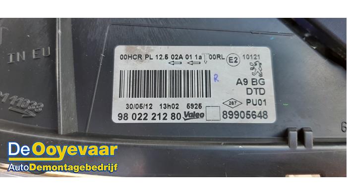Strålkastare, höger från en Peugeot 208 I (CA/CC/CK/CL) 1.4 16V 2012