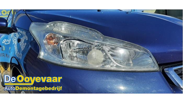 Strålkastare, höger från en Peugeot 208 I (CA/CC/CK/CL) 1.4 16V 2012