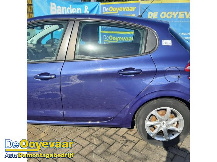 Bakdörr, 4-dörrars, vänster från en Peugeot 208 I (CA/CC/CK/CL) 1.4 16V 2012