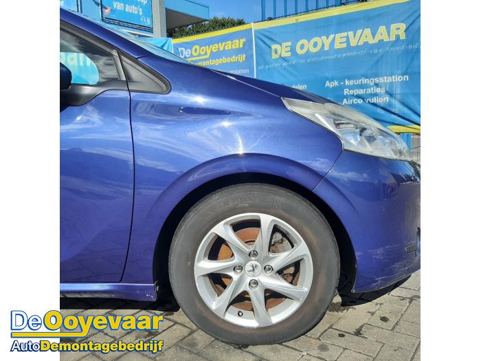 Framskärm, höger från en Peugeot 208 I (CA/CC/CK/CL) 1.4 16V 2012