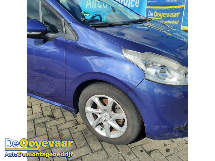 Framskärm, höger från en Peugeot 208 I (CA/CC/CK/CL) 1.4 16V 2012