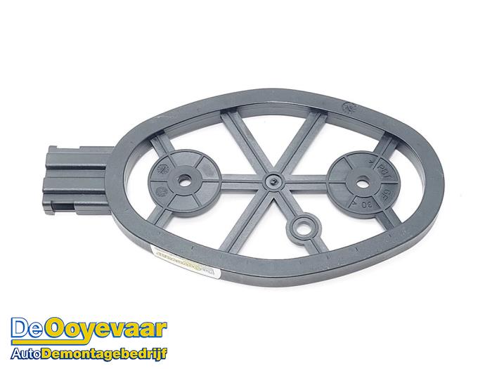 Używane Keyless Entry-Antena Volkswagen Phaeton (3D) 6.0 W12 48V 4Motion Lang Cena € 9,99 Procedura marży oferowane przez Autodemontagebedrijf De Ooyevaar