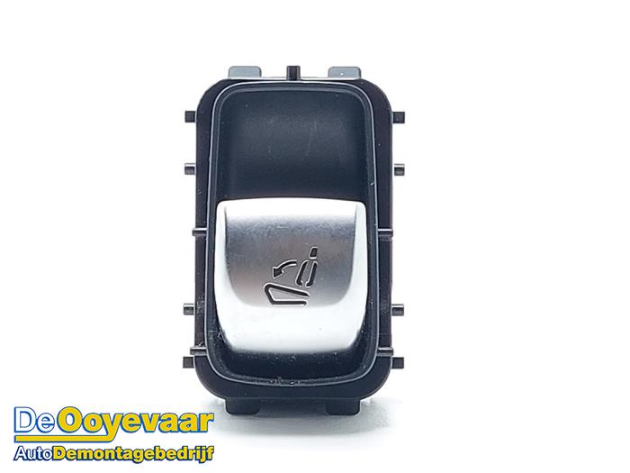 Begagnade Brytare, eldrivet säte Mercedes GLC AMG (X253) 3.0 43 AMG V6 Turbo 4-Matic Pris € 9,99 Marginaltabell erbjuds av Autodemontagebedrijf De Ooyevaar