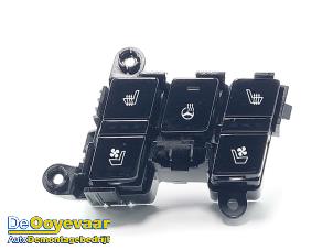 Begagnade Sätesvärmebrytare Kia Sportage (NQ5E) 1.6 T-GDi Hybrid 16V Pris € 59,99 Marginaltabell erbjuds av Autodemontagebedrijf De Ooyevaar