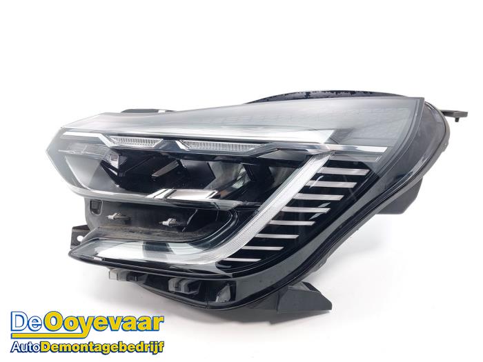 Używane Reflektor lewy Renault Captur II (RJB) 1.3 TCE 130 16V Cena € 649,99 Procedura marży oferowane przez Autodemontagebedrijf De Ooyevaar