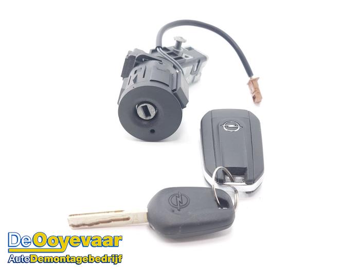 Używane Stacyjka + Kluczyk Opel Corsa F (UB/UH/UP) 1.2 Turbo 12V 100 Cena € 25,00 Procedura marży oferowane przez Autodemontagebedrijf De Ooyevaar