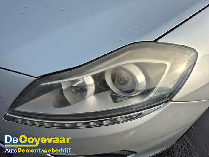 Używane Reflektor lewy Lancia Delta (844) 1.4 T-Jet 16V 150 Cena € 199,99 Procedura marży oferowane przez Autodemontagebedrijf De Ooyevaar