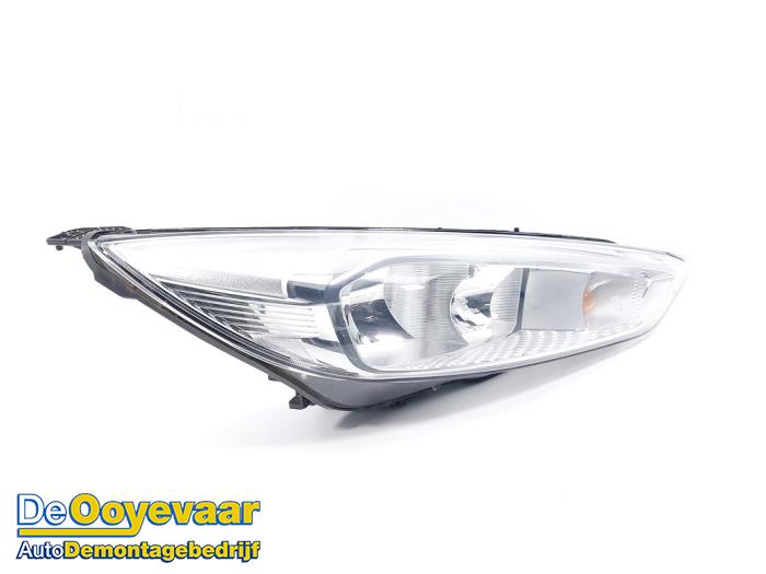 Używane Reflektor prawy Ford Focus 3 Wagon 1.0 Ti-VCT EcoBoost 12V 125 Cena € 125,00 Procedura marży oferowane przez Autodemontagebedrijf De Ooyevaar