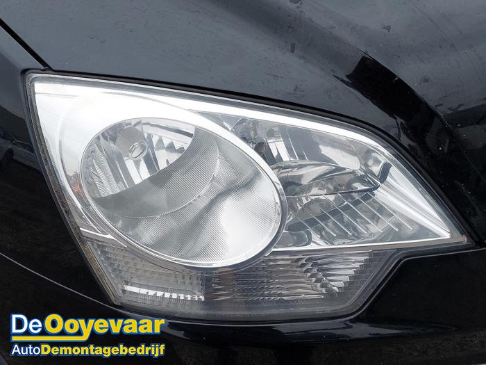 Używane Reflektor prawy Opel Antara (LA6) 2.4 16V 4x4 Cena € 99,99 Procedura marży oferowane przez Autodemontagebedrijf De Ooyevaar