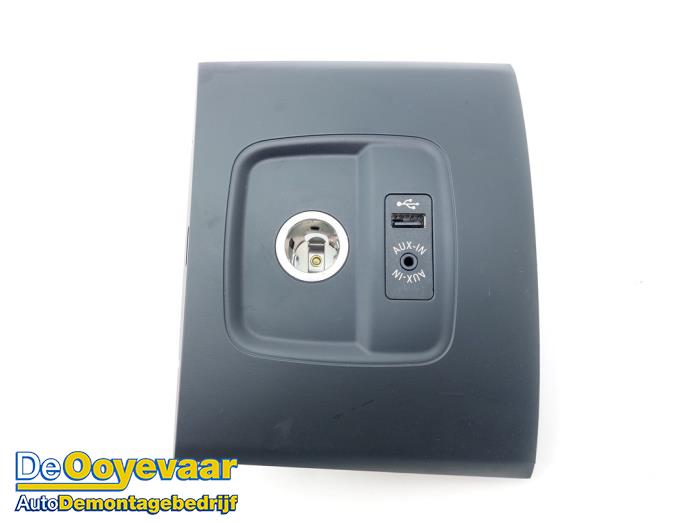 Używane Zlacze AUX/USB Mini Countryman (F60) 1.5 TwinPower Turbo 12V Cooper SE ALL4 Cena € 19,99 Procedura marży oferowane przez Autodemontagebedrijf De Ooyevaar