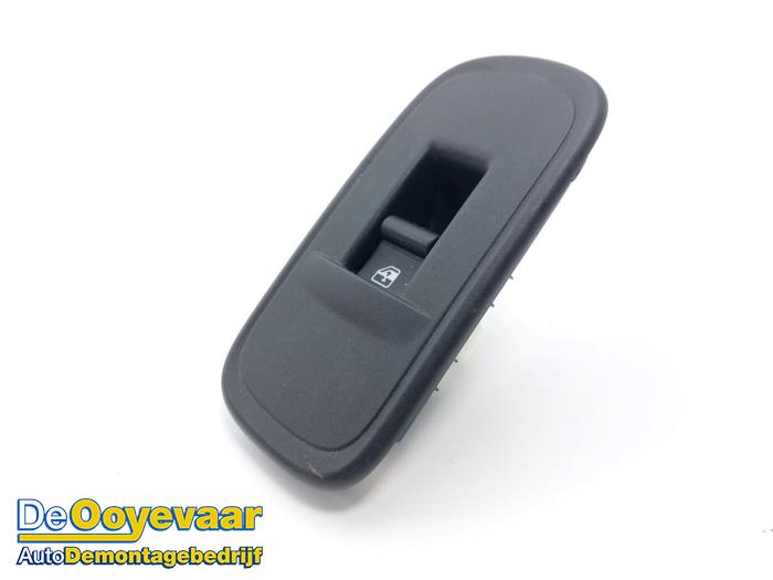 Usados Interruptor de ventanilla eléctrica Fiat 500e (332) 42 kWh Precio € 19,99 Norma de margen ofrecido por Autodemontagebedrijf De Ooyevaar