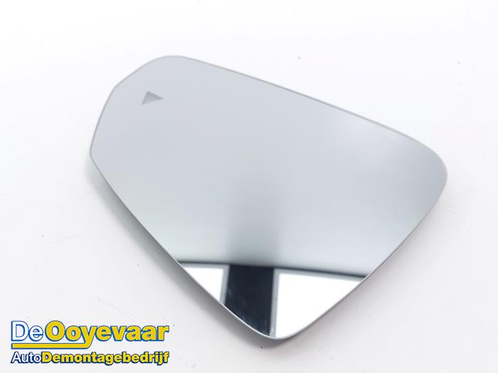 Używane Szyba lusterka prawego BMW 1 serie (F70) 120 1.5 TwinPower Turbo 12V Cena € 79,99 Procedura marży oferowane przez Autodemontagebedrijf De Ooyevaar