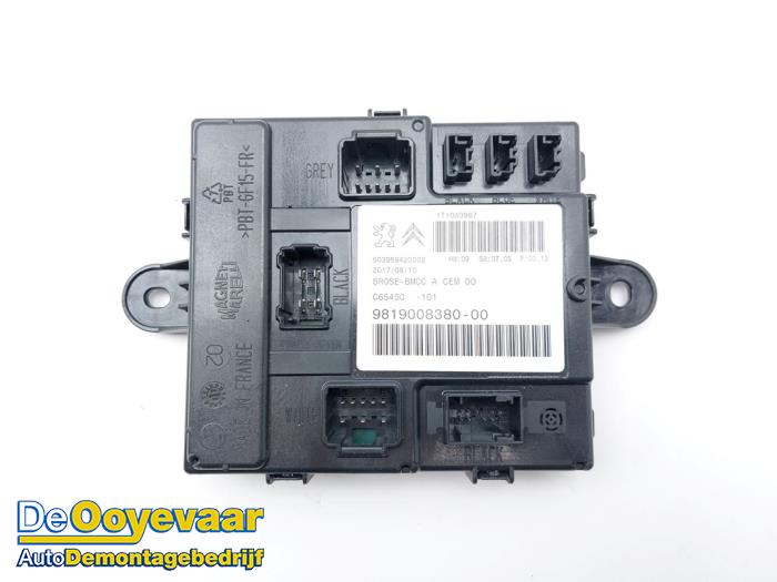 Używane Modul silnika tylnej klapy Opel Grandland (X) 1.2 Turbo 12V Cena € 34,99 Procedura marży oferowane przez Autodemontagebedrijf De Ooyevaar