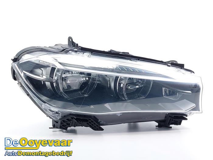 Używane Reflektor prawy BMW X5 (F15) xDrive 40e 2.0 Cena € 799,99 Procedura marży oferowane przez Autodemontagebedrijf De Ooyevaar