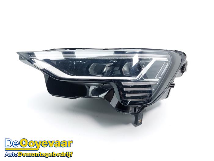 Używane Reflektor lewy Audi e-tron (GEN) 55 quattro Cena € 999,99 Procedura marży oferowane przez Autodemontagebedrijf De Ooyevaar