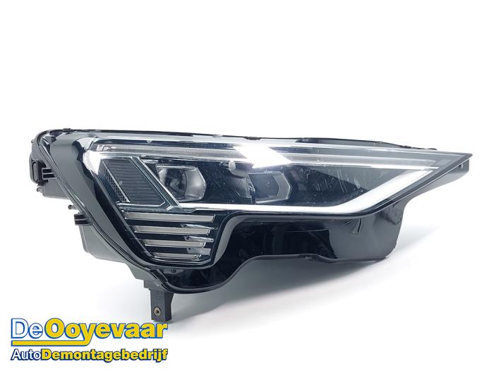 Używane Reflektor prawy Audi e-tron (GEN) 55 quattro Cena € 999,99 Procedura marży oferowane przez Autodemontagebedrijf De Ooyevaar