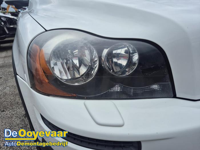 Używane Reflektor prawy Volvo XC90 I 3.2 24V Cena € 149,99 Procedura marży oferowane przez Autodemontagebedrijf De Ooyevaar