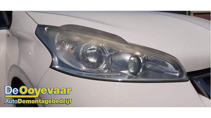Używane Reflektor prawy Peugeot 208 I (CA/CC/CK/CL) 1.2 Vti 12V PureTech 82 Cena € 129,99 Procedura marży oferowane przez Autodemontagebedrijf De Ooyevaar